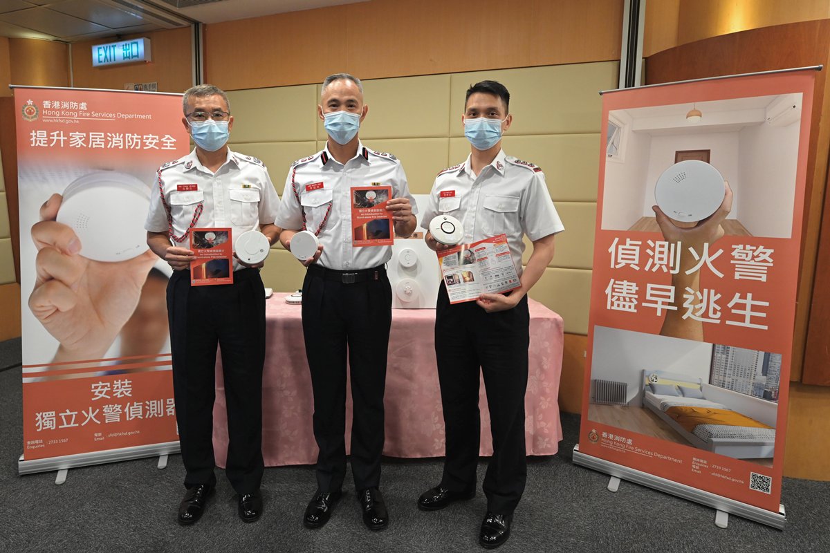 警報裝置:  李冠友（中）表示，市民在家居安裝獨立火警偵測器，可達到偵測火警、盡早逃生的目的。