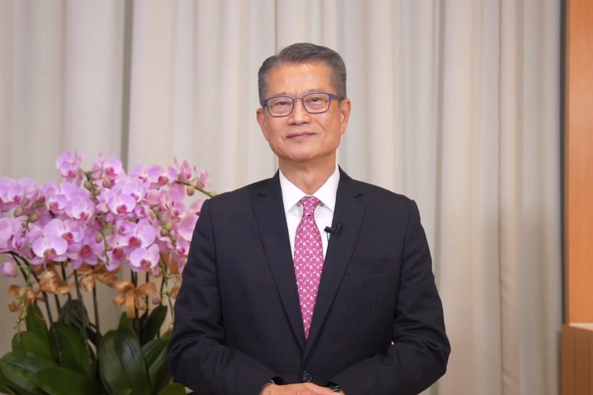 優越位置:  陳茂波在主論壇發言時說，香港位置優越，是通往內地的門戶，更是企業於區內設立地區總部的理想地點。