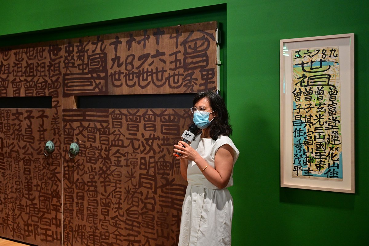 流行之選:  M+香港視覺文化策展人彭綺雲指，「九龍皇帝」曾灶財是香港流行文化一部分，作品廣為人知，館方在策劃之初已視其為當然之選。