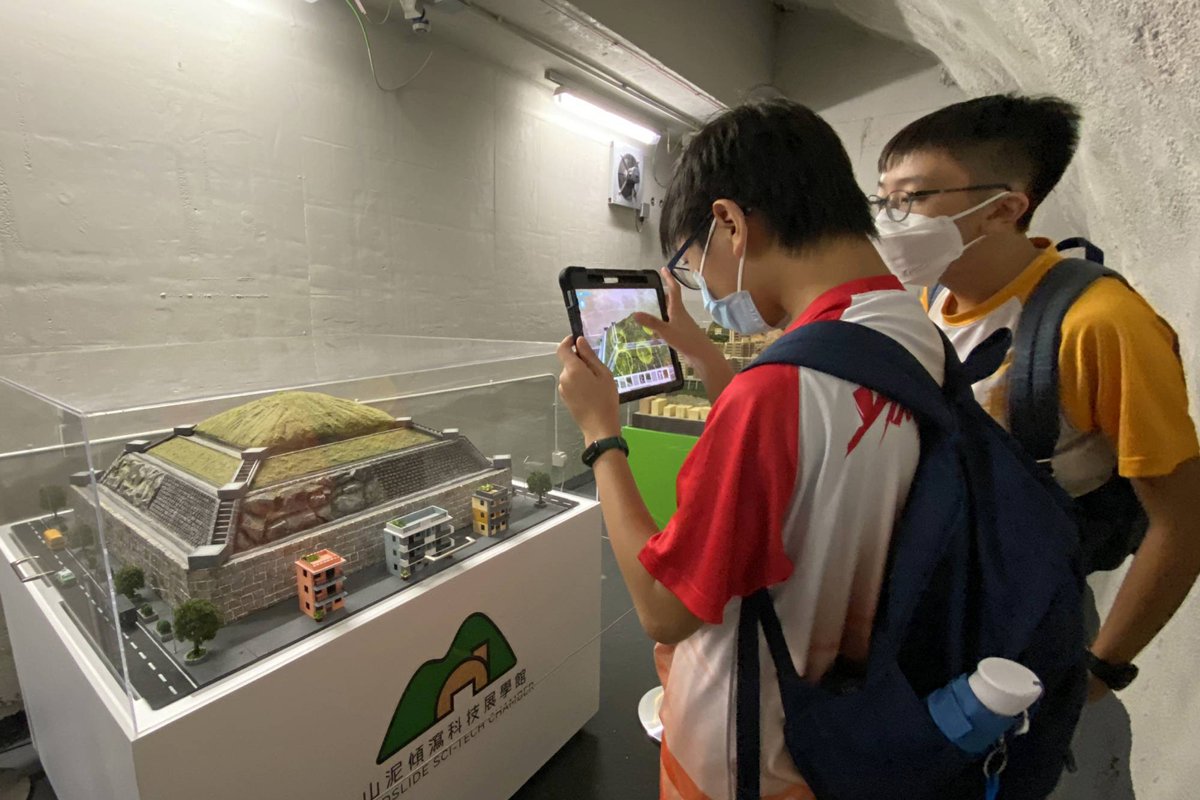 寓教於樂:  山泥傾瀉科技展學館設導賞團，參加者可試玩擴增實境遊戲，從中了解山泥傾瀉的跡象和斜坡維修的重要性。