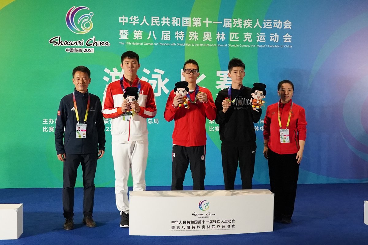 捷報連連:  黃漢彥（中）在男子SB14級100米蛙泳和S14級100米自由泳項目再奪金，在本屆全國殘疾人運動會已獲四面金牌。（香港殘疾人奧委會暨傷殘人士體育協會提供相片）