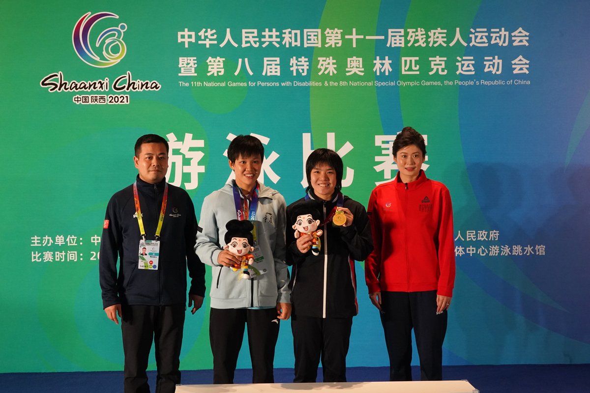 脫穎而出:  張淬淇（右二）在女子S14級400米自由泳項目以個人最佳成績奪金，她在本屆全國殘運會已取得三金一銀。（香港殘疾人奧委會暨傷殘人士體育協會提供相片）
