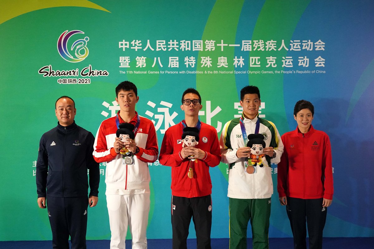 再下一城:  黃漢彥（中）在男子SM14級200米個人四式項目取得金牌。（香港殘疾人奧委會暨傷殘人士體育協會提供相片）