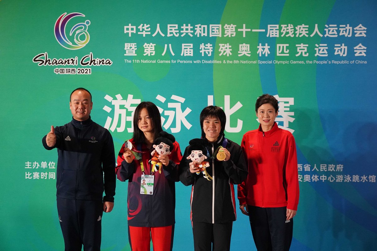 勇奪佳績:  張淬淇（右二）在女子SM14級200米個人四式項目取得金牌。（香港殘疾人奧委會暨傷殘人士體育協會提供相片）