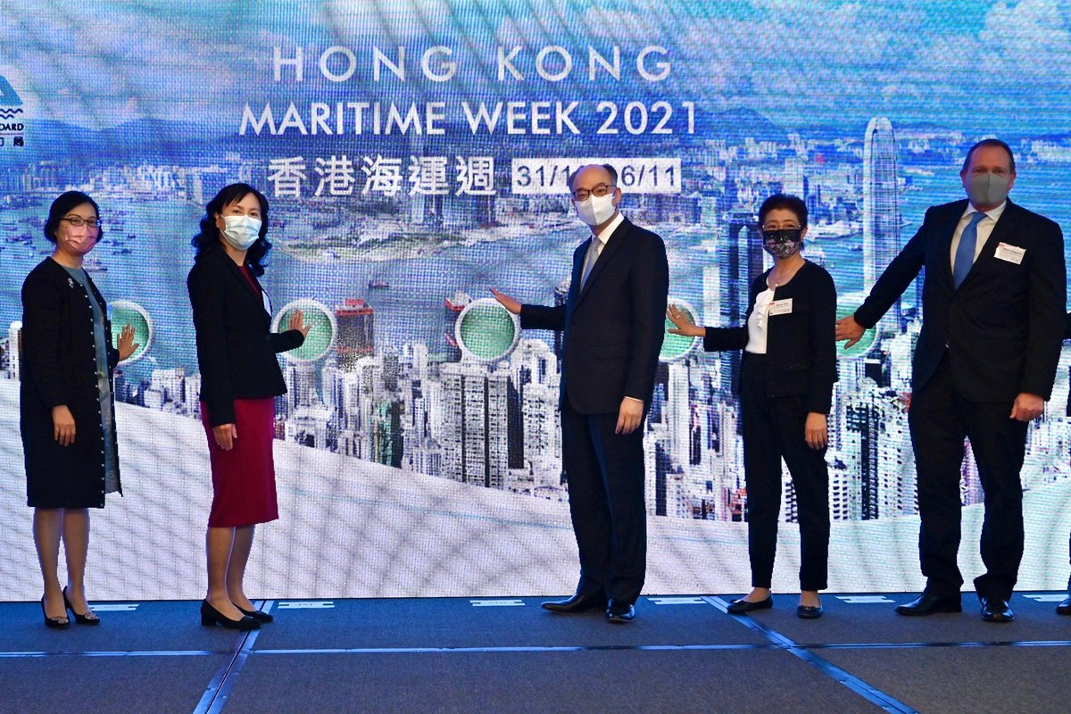 推廣香港:  陳帆（中）主持香港海運周2021開幕典禮。