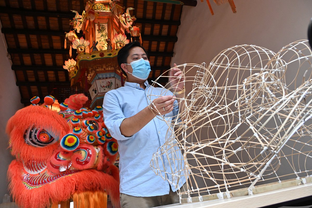 技藝超凡:  獅頭紮作師傅許嘉雄表示，這次展出的獅頭較一般舞獅用的獅頭小，紮作更為困難，但卻正好可以展現手藝。