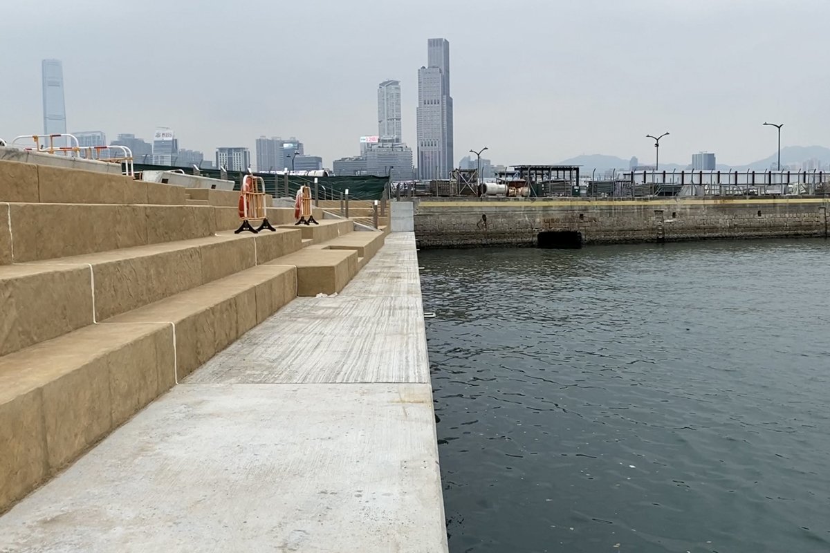 零距離:  灣仔水上活動及康樂主題區（第二期）將採用無欄杆的梯級式沿岸設計，遊人可拾級而下親近水體，而堤階也可變身看台，方便觀看水上活動或其他表演。
