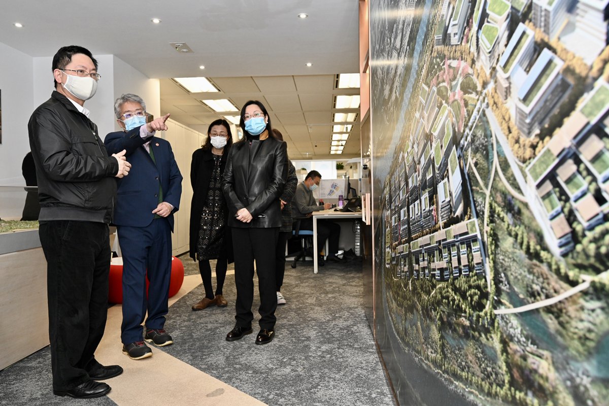 訪創科園:  薛永恒（左一）到訪港深創新及科技園公司，聽取有關創科園的整體規劃和第一批次發展的簡介。
