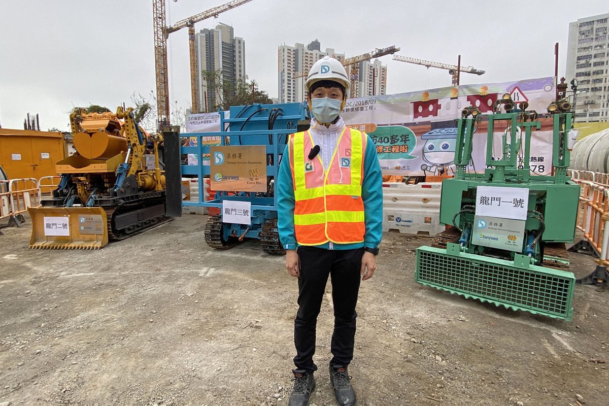 提升效率:  江曉霖表示，三部機械人由渠務署和承建商合作研發，協助清理淤泥和安裝渠管。