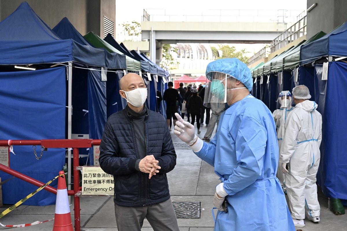 團隊精神:  環保署出動約100名人員參與德朗邨的圍封行動，黃錦星（左）到場巡視並聽取講解。