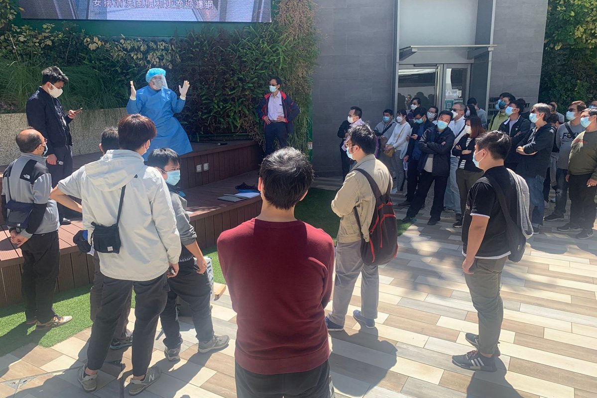 行動簡介:  機電工程署人員於執行圍封強檢行動前，在部門總部大樓集合出席簡報會，了解行動內容。