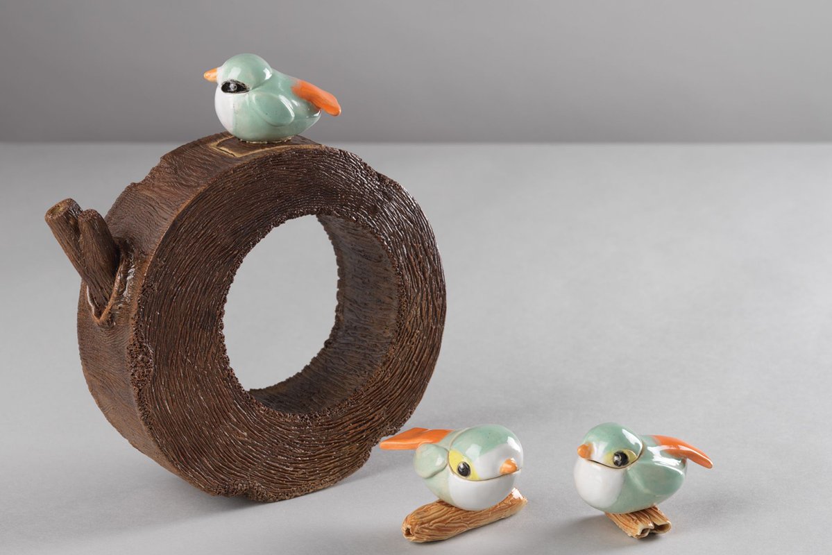 趣味盎然:  學生組冠軍作品《休閒的小鳥》。