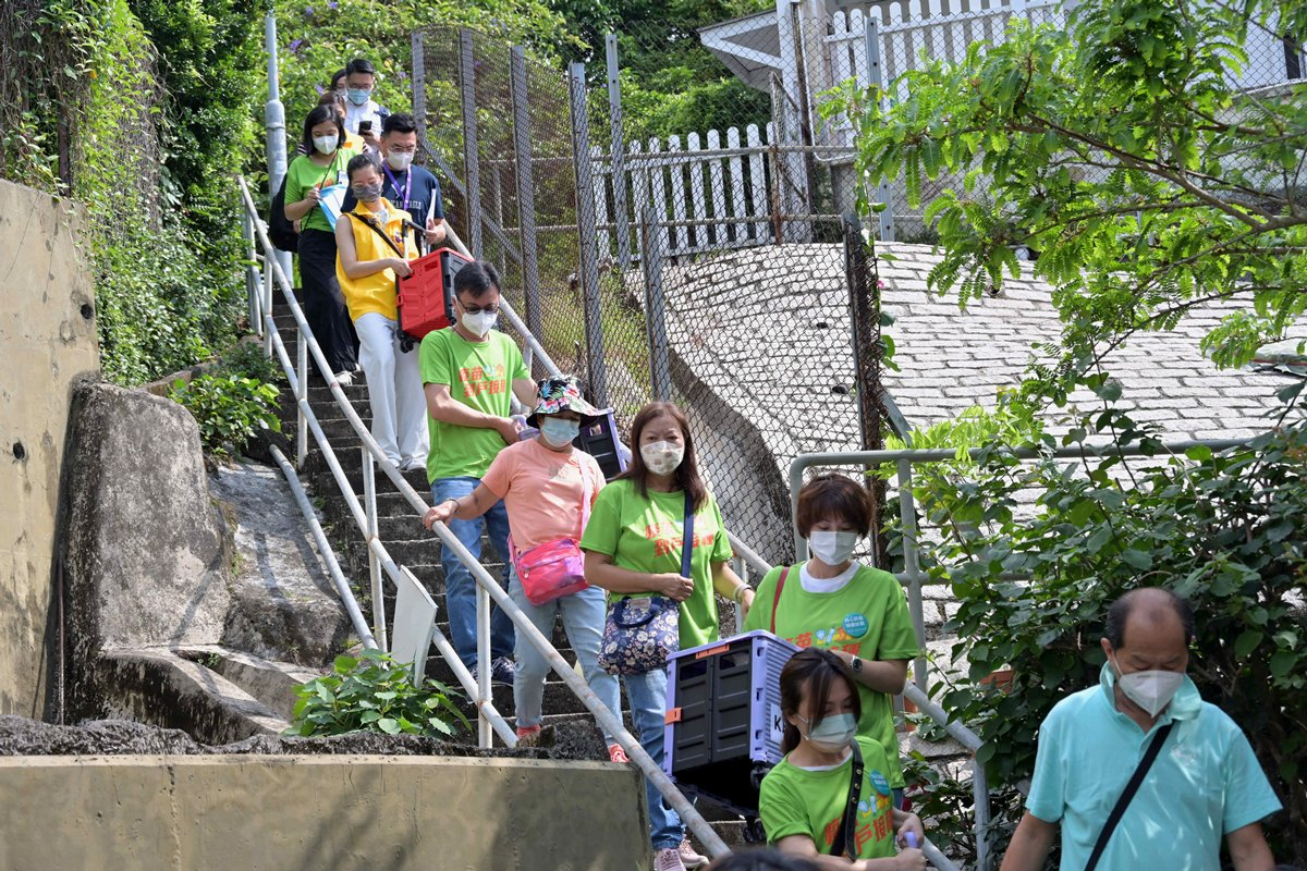 熱心市民:  義工也會參與外展團隊，到偏遠地方協助運送物資。