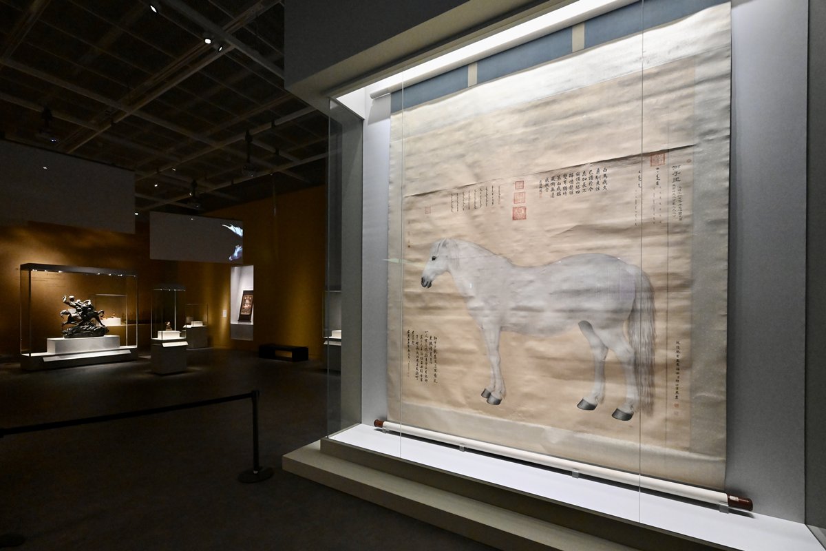 活靈活現:  香港故宮文化博物館展廳九展出的國家一級文物《清郎世寧畫獅子玉軸》，既展現駿馬英姿，也藉乾隆皇帝的詩句，讓世人知道乾隆對這匹馬的喜愛。