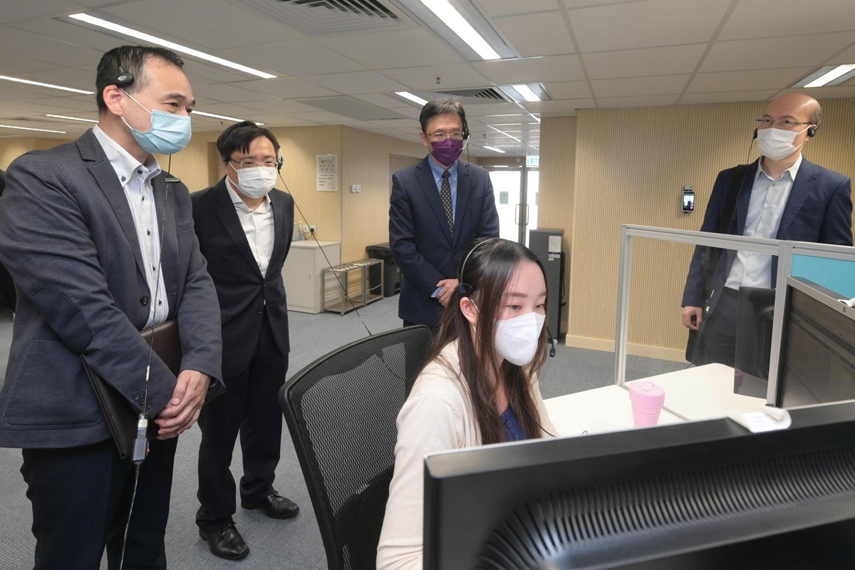 堅守崗位:  孫東（左三）探訪1823中心，了解中心日常運作。