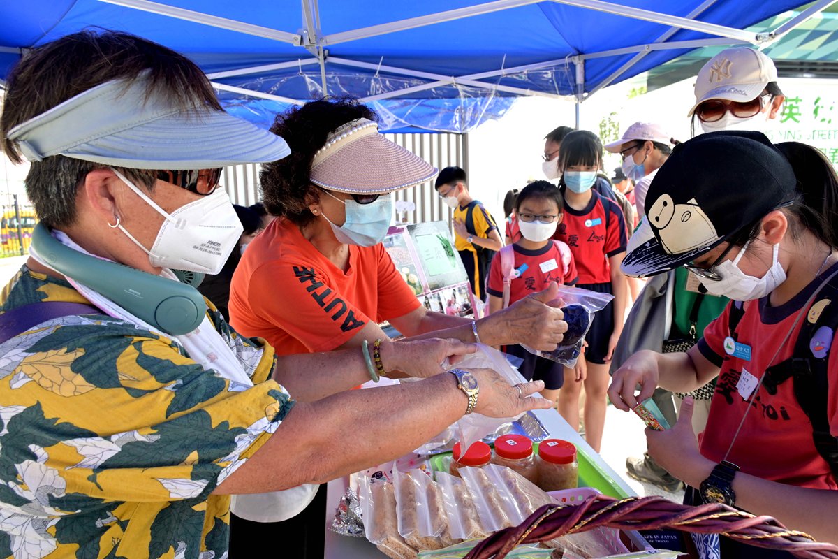 情懷未變:  沙頭角居民在碼頭附近設露天市集，售賣茶粿、明信片等，甚受遊人歡迎。