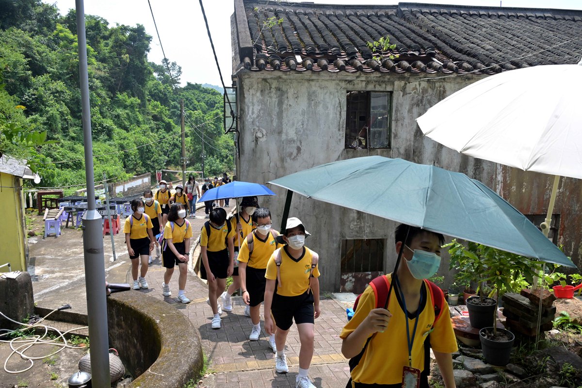 客家農村:  參與旅行團的學生遊覽荔枝窩，了解客家文化。