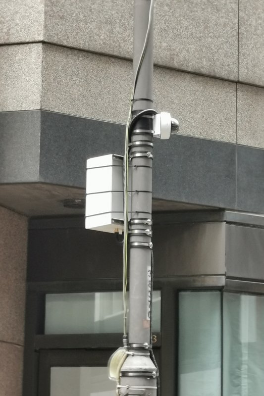 科技執法:  皇后大道中與開源道試推自動交通執法系統，透過視頻分析、人工智能和自動識別技術，記錄交通違法行為。