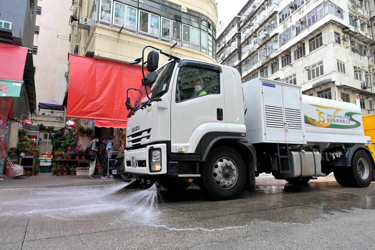 清洗街道:  食環署派出水車清洗街道，確保環境清潔。