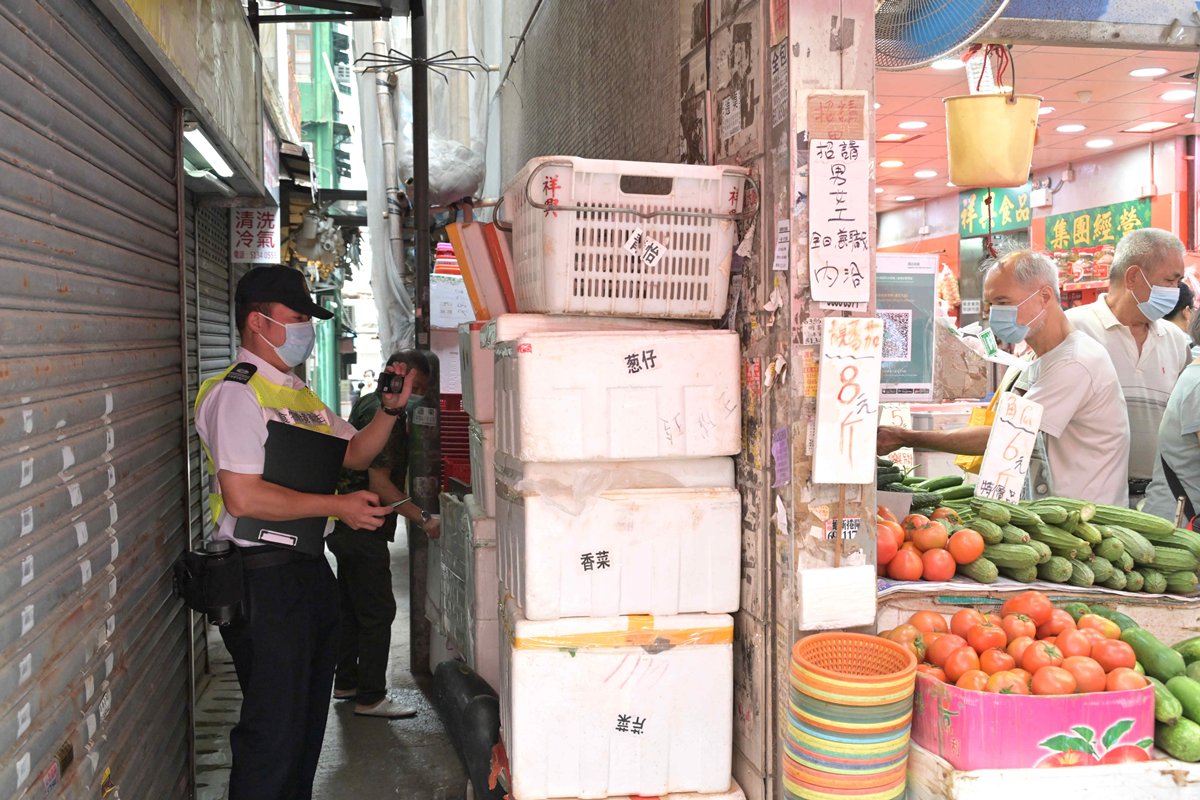 全力打擊:  執法人員一旦發現貨物阻街，會向店鋪負責人發出定額罰款通知書或提出檢控，警方也會發出警告通知書，要求負責人在時限內清理阻街物品，否則食環署便會清除相關貨物作暫存。
