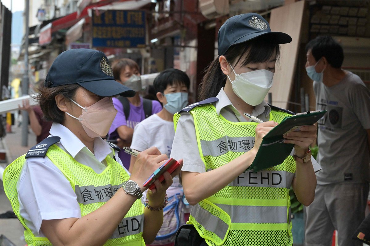 罰款阻嚇:  食環署人員會向阻街店鋪的負責人發出定額罰款通知書。