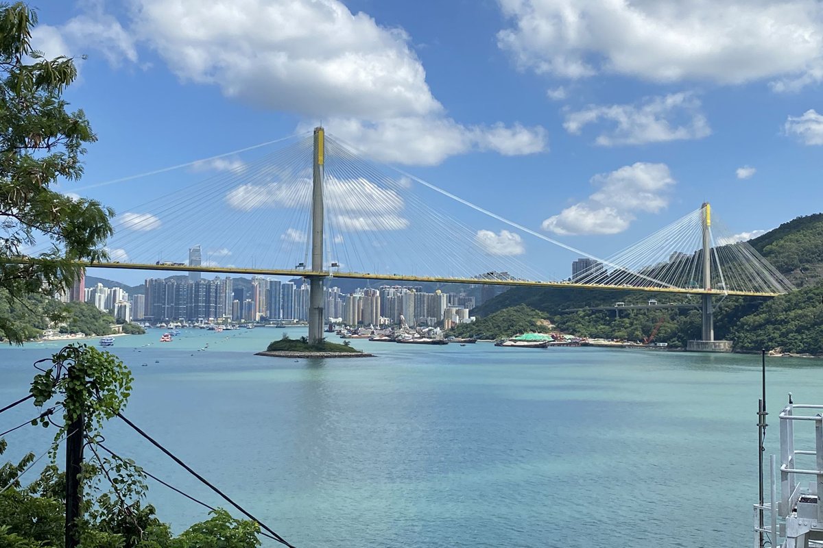 沿途美景:  臨海單車徑沿途可眺望汀九橋、青馬大橋等景色。