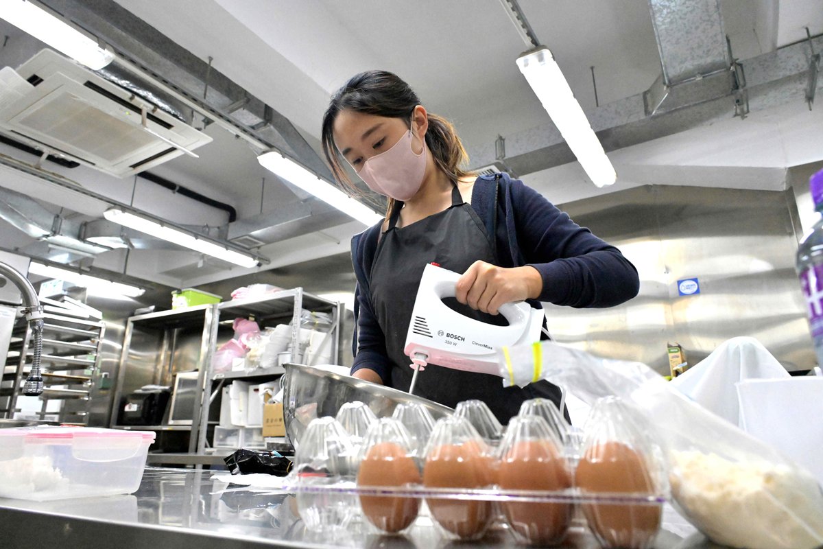 夢想成真:  Niki憑自己的技能製作甜品賺錢，感到開心。