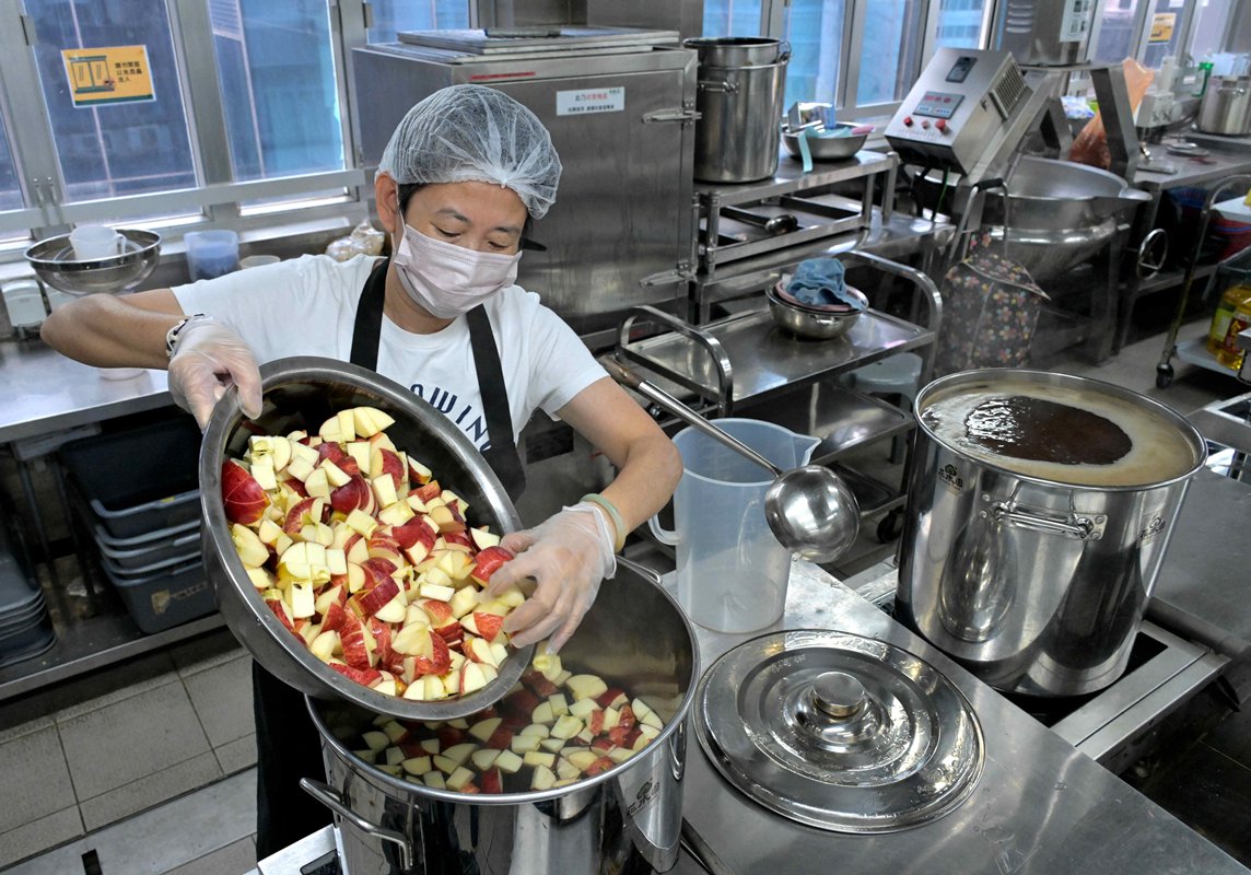 建立品牌:  林蓮英精心炮製自己品牌的果茶，批發給餐廳賺取收入，幫補家計。