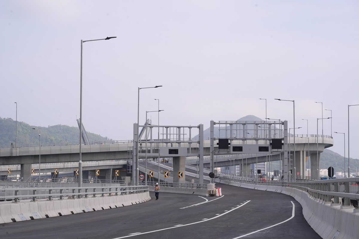 四通八達:  將藍隧道東面出口連接高架橋，可直達將軍澳市中心、日出康城和工業邨。