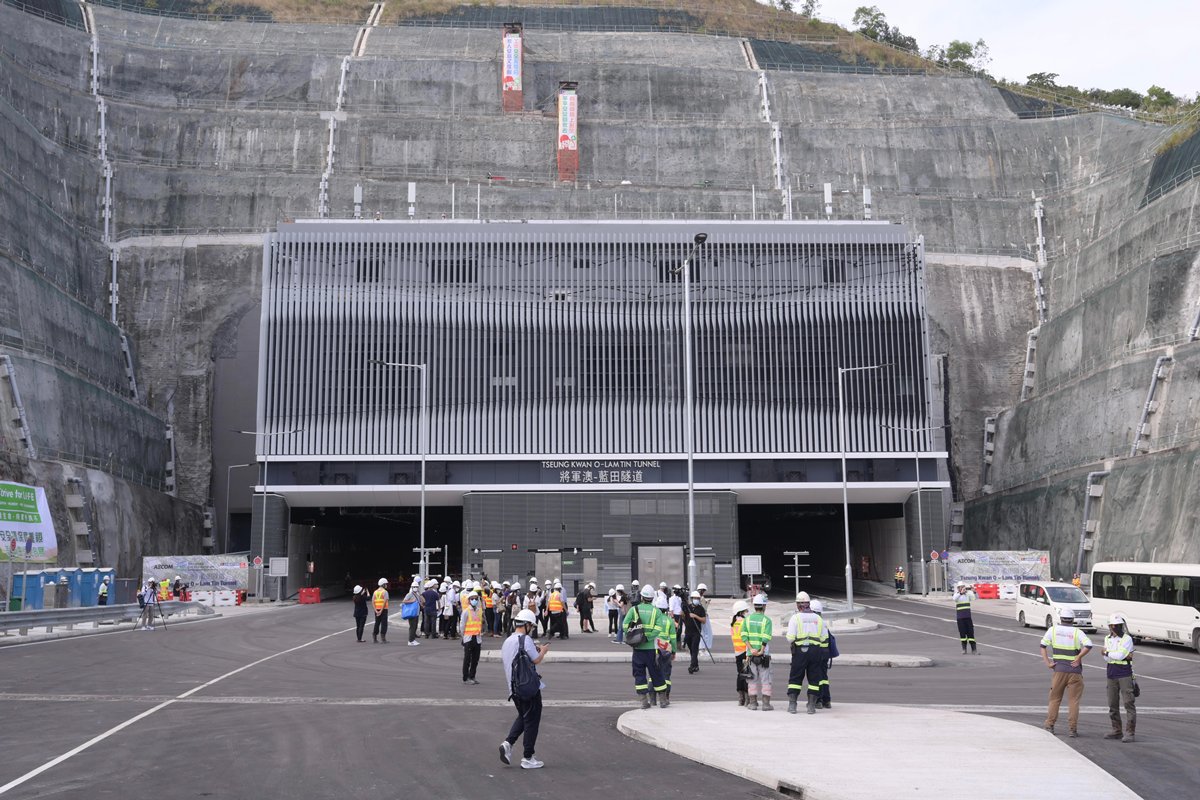 融為一體:  將藍隧道東通風大樓部分建築藏於岩層，可減少工地平整範圍和建築廢物。