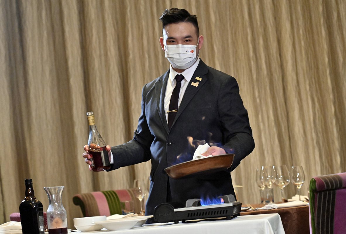 夢想成真:  李偉歷代表香港出戰餐飲服務項目，憑穩定表現勇奪優異奬章。