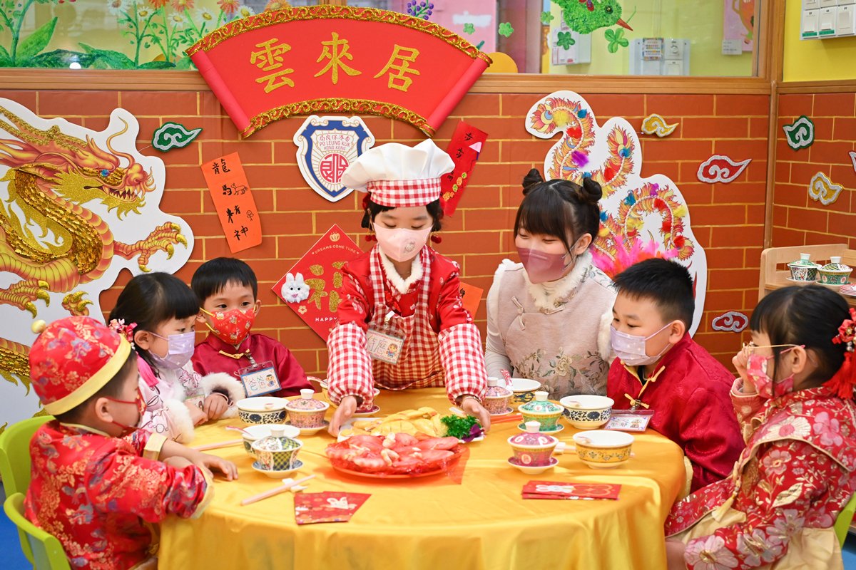 節日共聚:  學生扮演廚師，模擬為同學烹調開年飯，其他學生則與友伴分享食物，感受節慶相聚的歡欣。