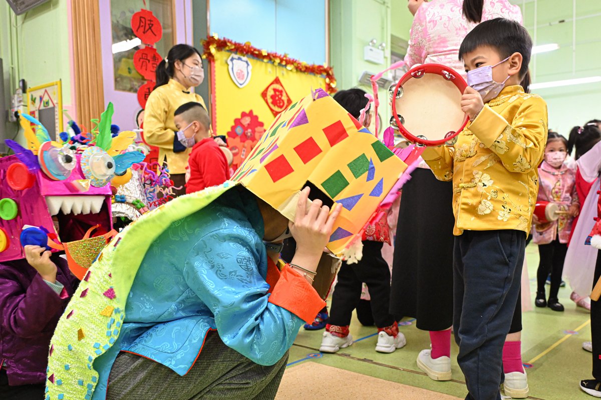 認識年獸:  幼稚園舉行與年獸有關的音樂活動，學生敲打樂器，嘗試趕走年獸，從中認識中國民間傳說。