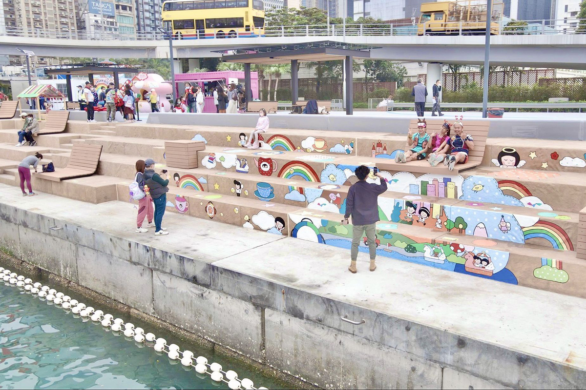 美中不足:  為免灣仔水上運動及康樂主題區的海岸堤階延伸出海而觸及填海範圍，堤階最低一級與水面仍有距離，暫未做到逐級延伸出海的親水體驗。