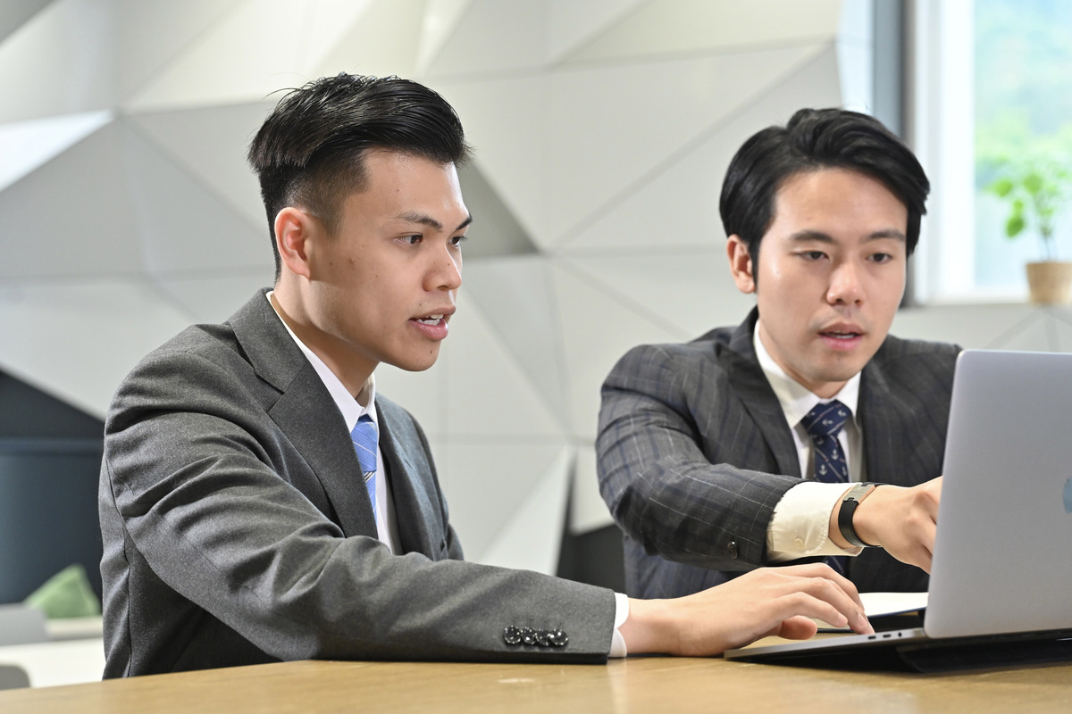 並肩前進:  李智賢（左）透過青協的活動認識創業夥伴，屢在創業比賽獲勝，共同實踐理想。