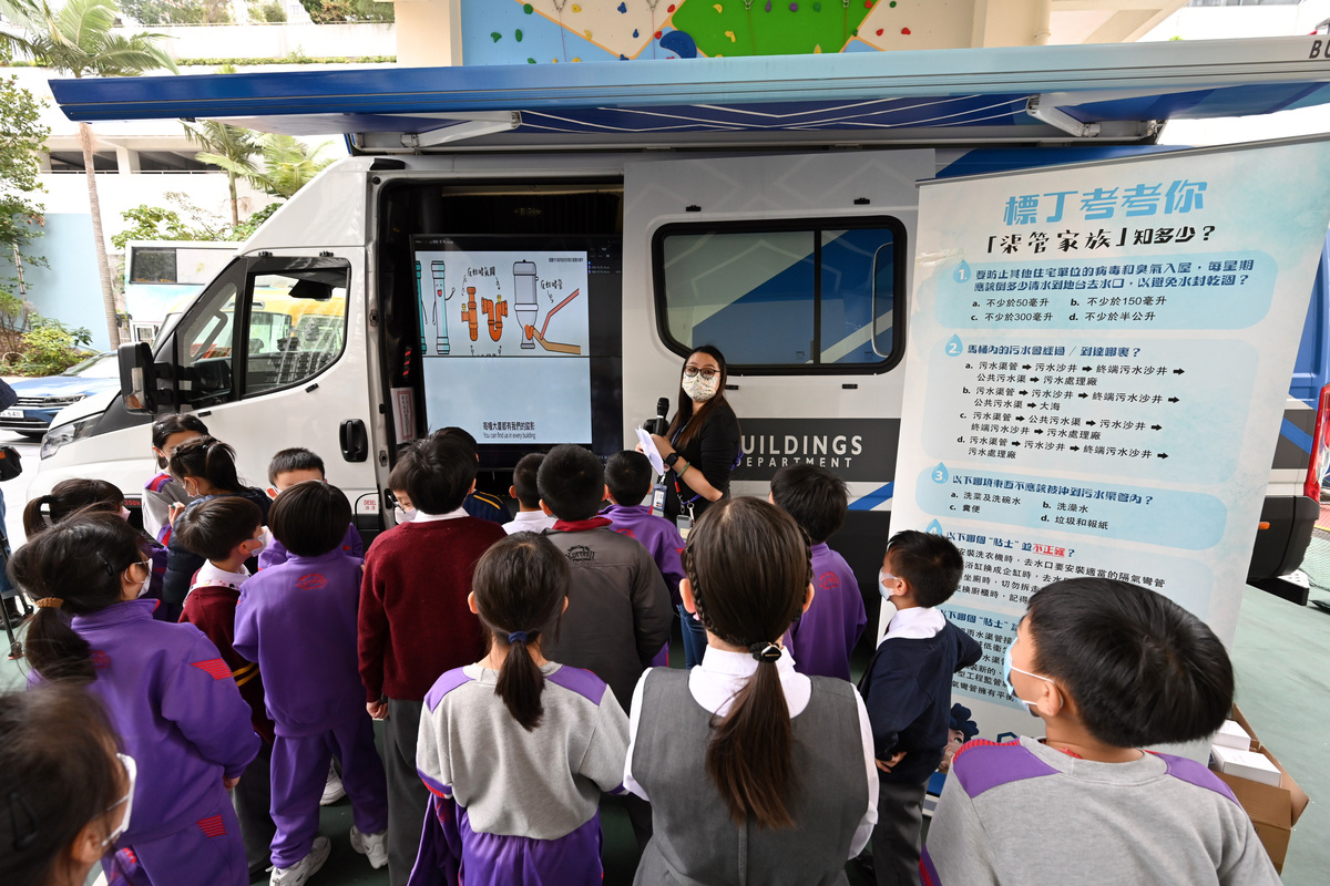 走進社區:  流動指揮車無須出動時會變成宣傳車，到學校和私人屋苑推廣樓宇安全。