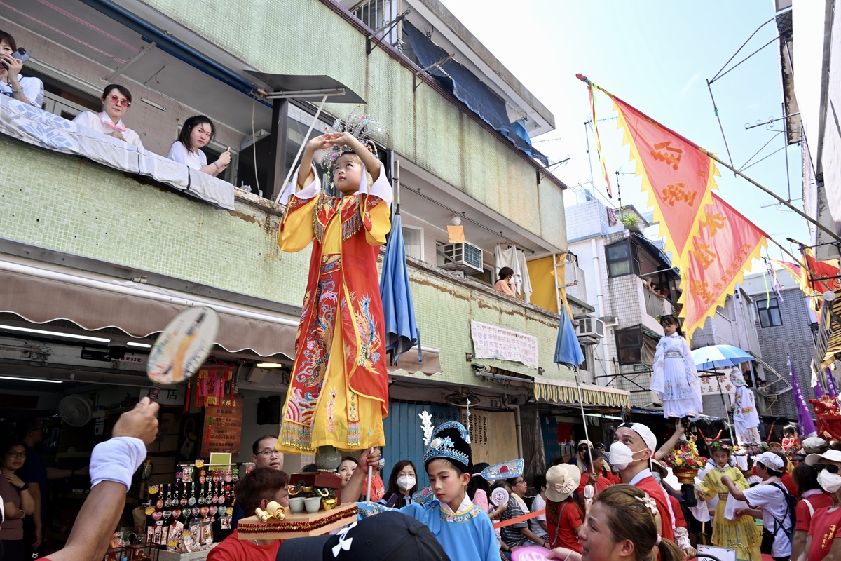 人頭湧湧:  大批遊人到長洲觀賞飄色巡遊，喜氣洋洋。