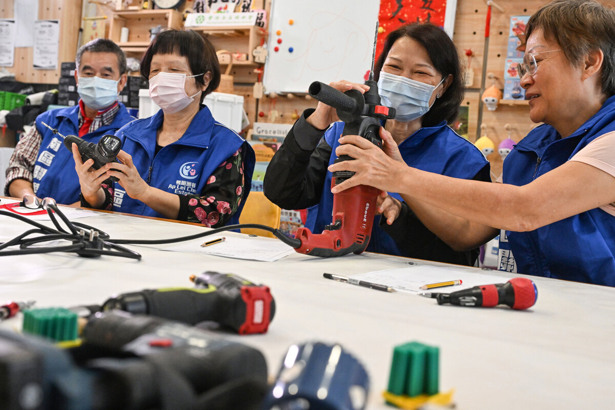 樂於助人:  一群南區關愛隊義工跟師傅學習運用電鑽，劉燕霞（右二）希望學懂後可為長者家居安裝扶手。