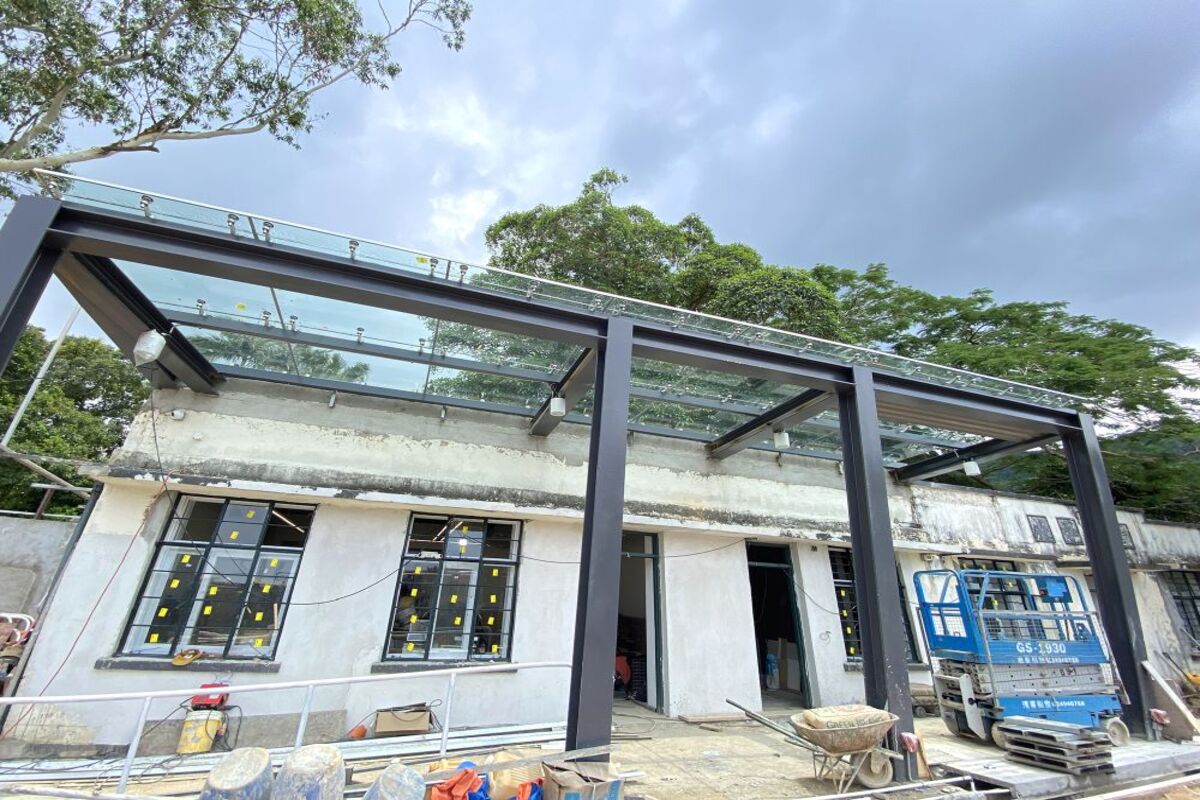 改建校舍:  前川龍公立貫文學校改建工程正在進行，預料年底竣工並化身攝影文化中心，推動與地方文化結合的攝影發展。