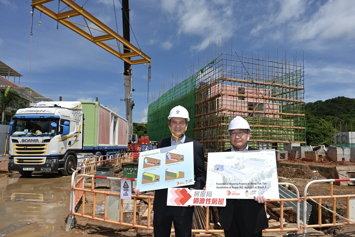 方便遷置:  陳立銘（右）說，過渡性房屋採用組裝合成建築法，可方便遷置和重新使用。