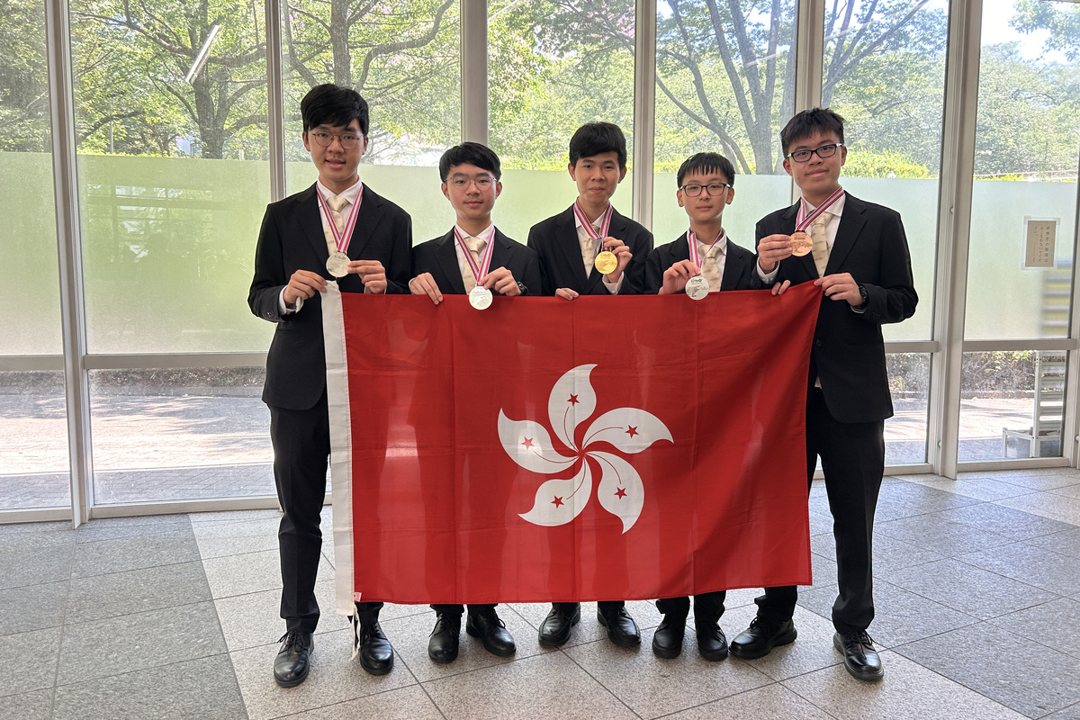 成績優異:  （左起）郭政陽、許博丞、藍仲宏、劉暢、郭子賢在國際物理奧林匹克共奪得一金三銀和一面銅牌。
