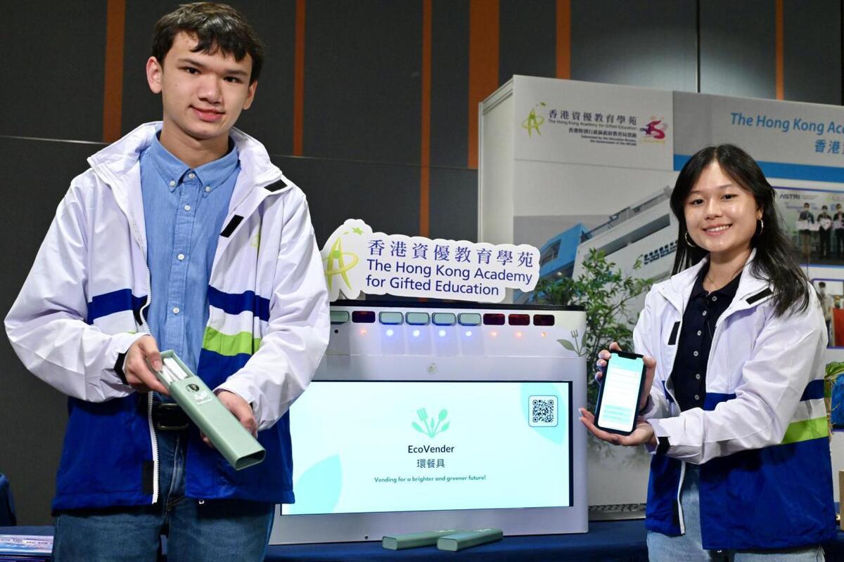 推動環保:  「環餐具」提供創新借還可重用餐具方式，潘潁霖（右）希望令市民減少使用即棄餐具，邁向綠色生活。