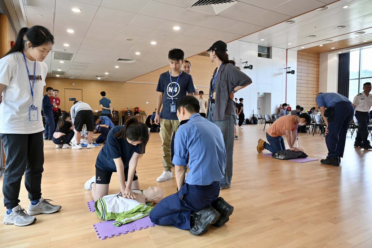 親身體驗:  學生在導師指導下學習心肺復蘇法。