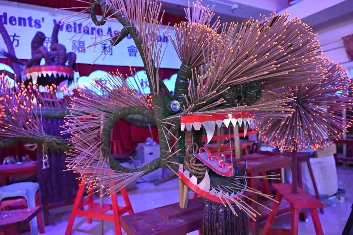 粉墨登場:  夜光小火龍今年首次登場，大坑火龍少年團可以大顯身手。