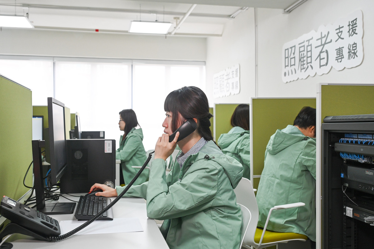 隨時幫助:  24小時照顧者支援專線182 183投入運作，提供社區資源資訊和轉介服務等。