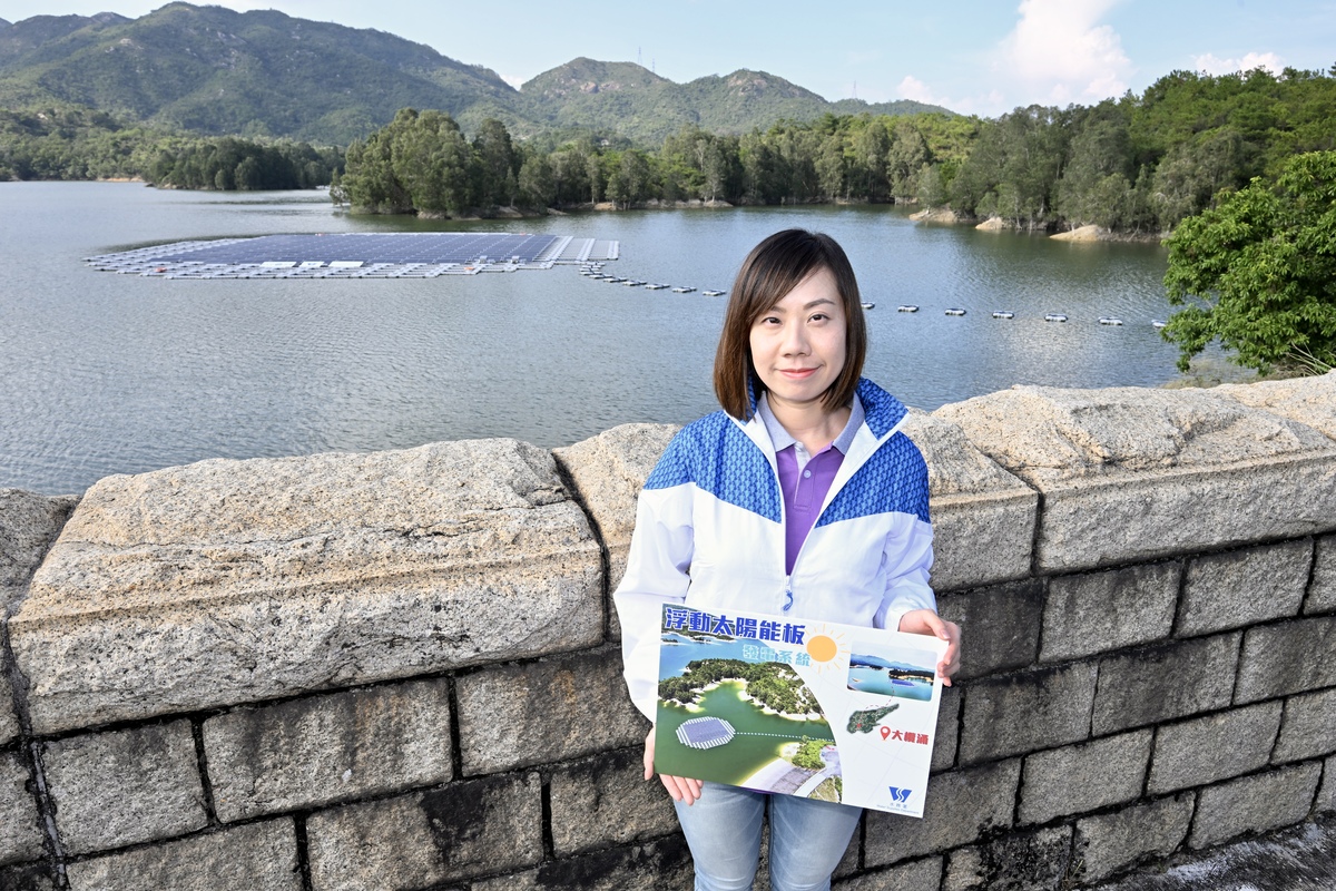 一舉多得:  席宇介紹指，在水上安裝浮動太陽能板發電系統，既不佔土地資源，也有助減少水塘的水分蒸發，抑制藻類滋生。