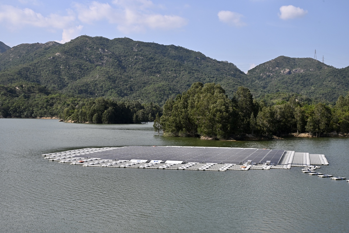 善用設施:  大欖涌水塘浮動太陽能板發電系統每年發電量可達約12萬度，相當於36戶三人家庭每年的用電量。
