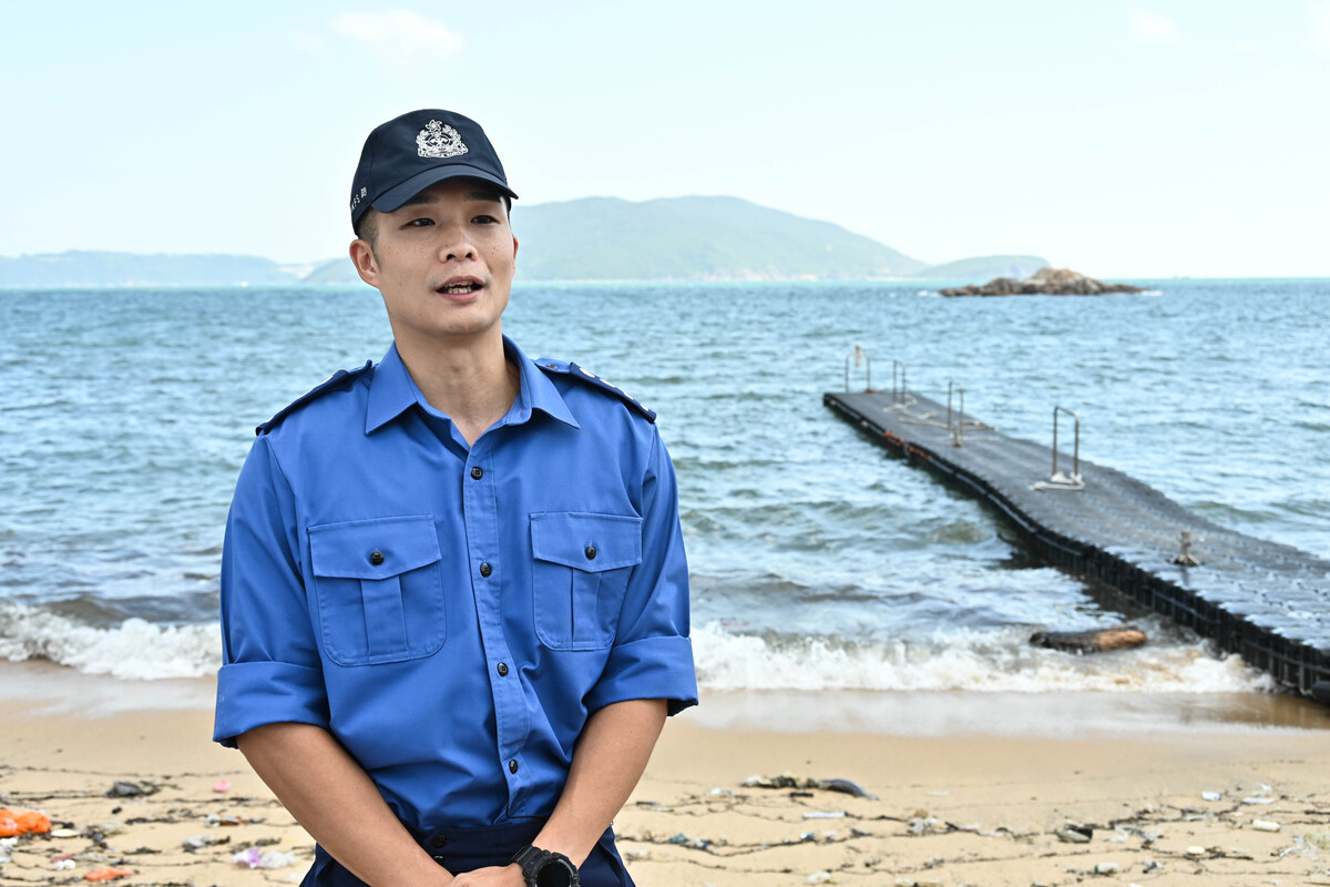 排除萬難:  伍頌然指，撤離居民的最可行方法，是讓居民利用浮橋登上消防快艇，再接駁滅火輪離開。