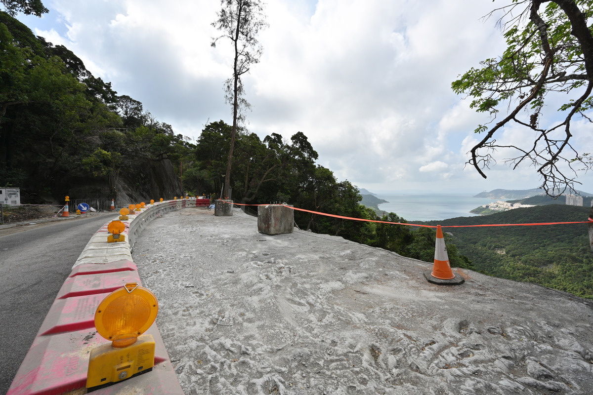 搶修路面:  石澳道倒塌的行車路已堆放石填料支撐。