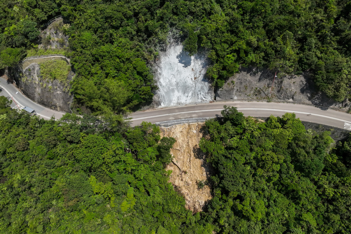 鞏固斜坡:  石澳道山泥傾瀉的位置已經噴漿鞏固。